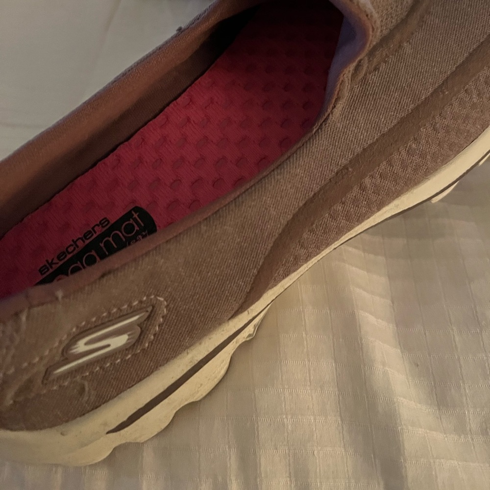 Sketchers 7 1/2 extremely comfortable shoes! Worn only a few times! Has gogomat
